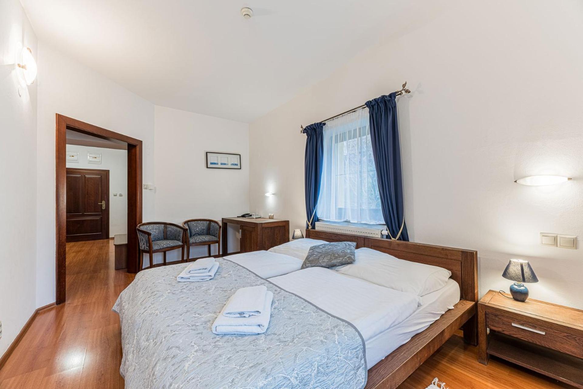 Hotel Amalia Nova Lesna Exterior photo